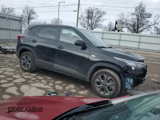 2024 Kia Seltos LX z VIN KNDEPCAA7R7620505, wystawiony jako Copart lot #46940735 z przebiegiem 8717 mil mil oraz Szkody całkowita. Historia ofert i sprzedaży dostępna na DreamBid. Obrazek 4.
