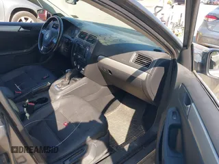 2012 Volkswagen Jetta SEL с VIN 3VWLX7AJ4CM471141, выставлен на аукционе IAAI как лот 42276054 с пробегом 143 196 миль миль и . История ставок и продаж доступна на DreamBid. Изображение 5.