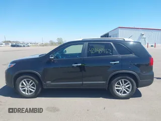 2015 Kia Sorento LX with VIN 5XYKTCA62FG562425, listed as a IAAI auction lot 42148462 with 158,170 mi miles. Bid and sale history available at carsss.com. Image 14.