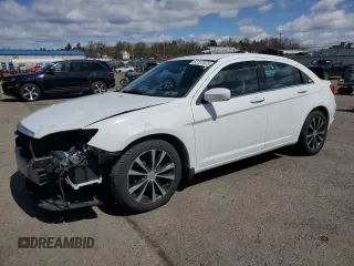2014 Chrysler 200 Limited with VIN 1C3CCBCG3EN135013, listed as a Copart auction lot 52137975 with 71,663 mi miles and Salvage Title. Bid and sale history available at carsss.com. Image 1.