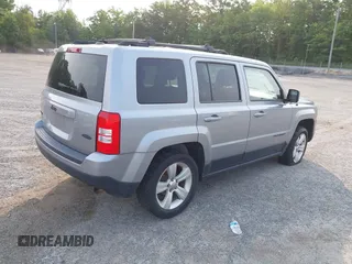 2015 Jeep Patriot Latitude z VIN 1C4NJRFB8FD183911, wystawiony jako IAAI lot #42424090 z przebiegiem 107 730 mil mil oraz . Historia ofert i sprzedaży dostępna na DreamBid. Obrazek 4.