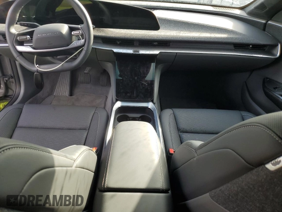 2024 Lucid Air Pure z VIN 50EA1PGA2RA005678, wystawiony jako Copart lot #73879864 z przebiegiem 1548 mil mil oraz Nie do naprawy. Historia ofert i sprzedaży dostępna na DreamBid. Obrazek 8.