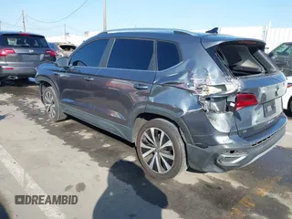 2022 Volkswagen Taos SE z VIN 3VVTX7B2XNM073480, wystawiony jako IAAI lot #41593882 z przebiegiem 93 363 mil mil oraz . Historia ofert i sprzedaży dostępna na DreamBid. Obrazek 3.