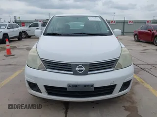 2009 Nissan Versa S z VIN 3N1BC13E19L412413, wystawiony jako IAAI lot #42129392 z przebiegiem 124 150 mil mil oraz . Historia ofert i sprzedaży dostępna na DreamBid. Obrazek 12.