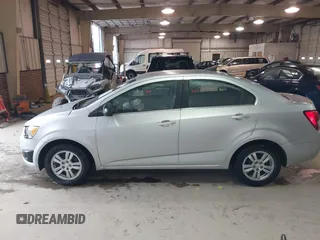 2016 Chevrolet Sonic LT z VIN 1G1JC5SH0G4138189, wystawiony jako IAAI lot #41732801 z przebiegiem 160 903 mil mil oraz . Historia ofert i sprzedaży dostępna na DreamBid. Obrazek 14.