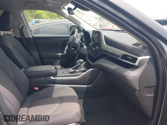 2024 Toyota Highlander LE z VIN 5TDKDRAH6RS539383, wystawiony jako IAAI lot #42267073 z przebiegiem 26 293 mil mil oraz . Historia ofert i sprzedaży dostępna na DreamBid. Obrazek 5.