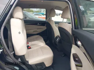 2019 Kia Sorento LX V6 with VIN 5XYPGDA55KG487091, listed as a IAAI auction lot 42007536 with 94,711 mi miles. Bid and sale history available at carsss.com. Image 8.