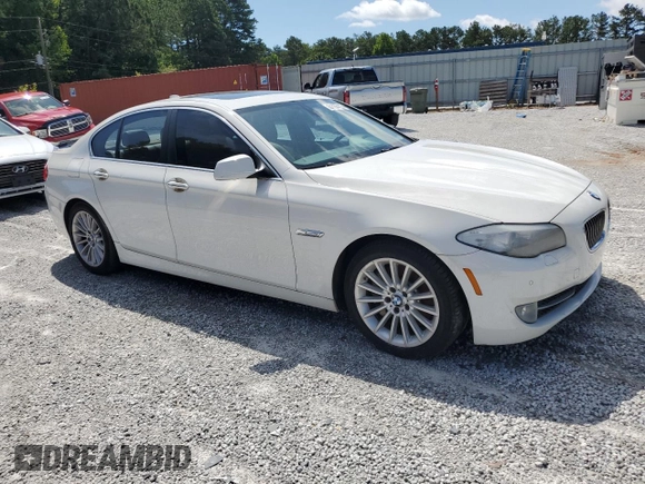 2012 BMW 5 Series 535i z VIN WBAFR7C51CC808292, wystawiony jako Copart lot #61137415 z przebiegiem 201 134 mil mil oraz Czysty tytuł • Clean title. Historia ofert i sprzedaży dostępna na DreamBid. Obrazek 4.