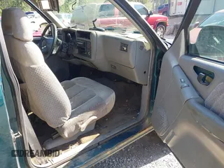 1997 GMC Jimmy SLE z VIN 1GKCS13W0V2524634, wystawiony jako IAAI lot #42196586 z przebiegiem 371 254 mil mil oraz . Historia ofert i sprzedaży dostępna na DreamBid. Obrazek 5.