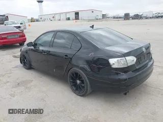 2014 Volkswagen Jetta SE z VIN 3VWD17AJ7EM388375, wystawiony jako IAAI lot #42144779 z przebiegiem 104 801 mil mil oraz . Historia ofert i sprzedaży dostępna na DreamBid. Obrazek 3.