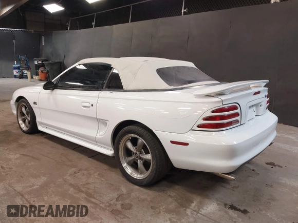 1995 Ford Mustang z VIN 1FALP45T8SF226134, wystawiony jako IAAI lot #42378456 z przebiegiem 34 868 mil mil oraz . Historia ofert i sprzedaży dostępna na DreamBid. Obrazek 3.