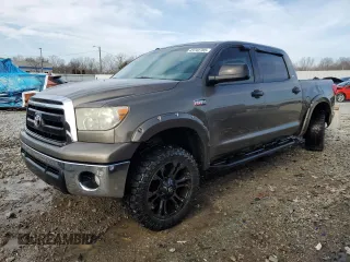 2010 Toyota Tundra z VIN 5TFDW5F13AX147077, wystawiony jako Copart lot #43742785 z przebiegiem 242 569 mil mil oraz Szkoda całkowita • Salvage title. Historia ofert i sprzedaży dostępna na DreamBid. Obrazek 1.