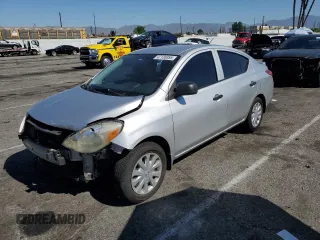 2013 Nissan Versa S Plus z VIN 3N1CN7AP2DL856494, wystawiony jako Copart lot #47130355 z przebiegiem 141 879 mil mil oraz Szkoda całkowita • Salvage title. Historia ofert i sprzedaży dostępna na DreamBid. Obrazek 1.
