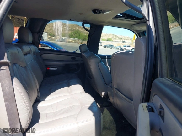 2001 Chevrolet Tahoe LT with VIN 1GNEC13T31R122882, listed as a IAAI auction lot 41999271 with 211,687 mi miles. Bid and sale history available at carsss.com. Image 8.