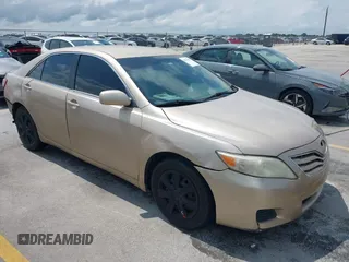 2011 Toyota Camry LE z VIN 4T1BF3EK7BU198392, wystawiony jako IAAI lot #42376389 z przebiegiem 291 412 mil mil oraz . Historia ofert i sprzedaży dostępna na DreamBid. Obrazek 1.