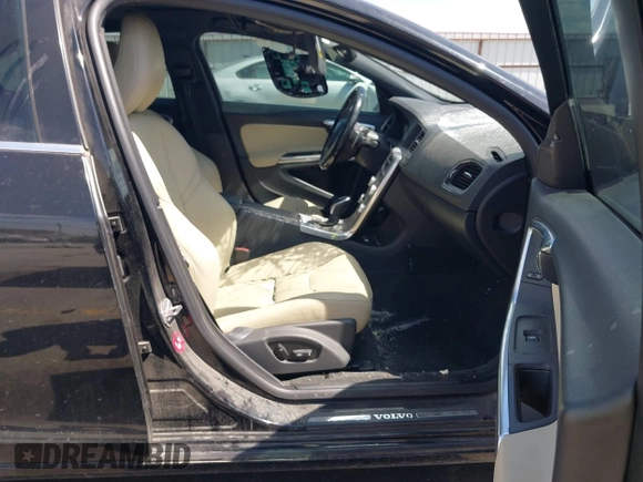 2016 Volvo S60 T5 Drive-E Premier z VIN YV126MFK5G1398229, wystawiony jako IAAI lot #42039229 z przebiegiem 99 604 mil mil oraz . Historia ofert i sprzedaży dostępna na DreamBid. Obrazek 5.