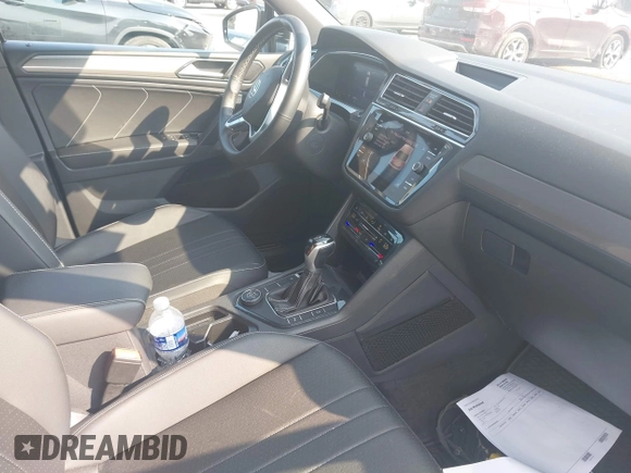 2023 Volkswagen Tiguan SE R-Line Black z VIN 3VV8B7AX9PM055640, wystawiony jako IAAI lot #42411380 z przebiegiem 68 922 mil mil oraz . Historia ofert i sprzedaży dostępna na DreamBid. Obrazek 5.