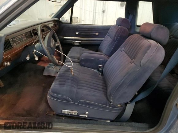 1987 Ford Crown Victoria z VIN 2FABP71F2HX156902, wystawiony jako Copart lot #74368944 z przebiegiem 77 708 mil mil oraz Szkoda całkowita • Salvage title. Historia ofert i sprzedaży dostępna na DreamBid. Obrazek 7.