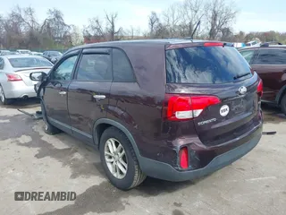 2015 Kia Sorento LX z VIN 5XYKT3A68FG594912, wystawiony jako IAAI lot #41911045 z przebiegiem 162 512 mil mil oraz . Historia ofert i sprzedaży dostępna na DreamBid. Obrazek 3.