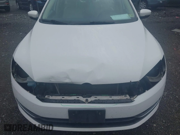 2014 Volkswagen Passat SE z VIN 1VWBT7A33EC032459, wystawiony jako IAAI lot #42259640 z przebiegiem 168 706 mil mil oraz . Historia ofert i sprzedaży dostępna na DreamBid. Obrazek 6.