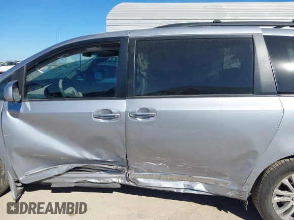 2014 Toyota Sienna XLE z VIN 5TDYK3DC6ES420613, wystawiony jako IAAI lot #41207273 z przebiegiem 58 775 mil mil oraz . Historia ofert i sprzedaży dostępna na DreamBid. Obrazek 14.