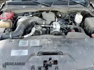 2002 Chevrolet Silverado 2500HD LT z VIN 1GCHK23152F194327, wystawiony jako Copart lot #86766064 z przebiegiem 226 804 mil mil oraz Szkoda całkowita • Salvage title. Historia ofert i sprzedaży dostępna na DreamBid. Obrazek 13.