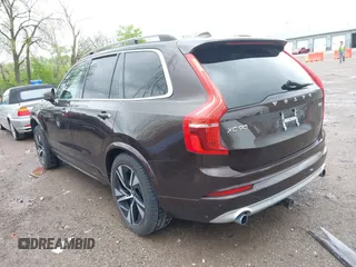 2018 Volvo XC90 Momentum z VIN YV4102PK9J1386868, wystawiony jako IAAI lot #42102125 z przebiegiem 87 474 mil mil oraz . Historia ofert i sprzedaży dostępna na DreamBid. Obrazek 3.