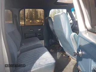 1991 GMC Suburban z VIN 1GKEV16K7MF512125, wystawiony jako IAAI lot #41634112 z przebiegiem 256 640 mil mil oraz . Historia ofert i sprzedaży dostępna na DreamBid. Obrazek 8.