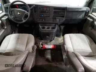 2017 Chevrolet Express Passenger LT z VIN 1GAZGPFF6H1147784, wystawiony jako Copart lot #84001734 z przebiegiem 237 613 mil mil oraz Czysty tytuł • Clean title. Historia ofert i sprzedaży dostępna na DreamBid. Obrazek 8.