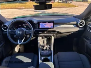 2024 Alfa Romeo Tonale Ti z VIN ZASPATCW7R3049029, wystawiony jako Copart lot #84256584 z przebiegiem 4602 mil mil oraz Szkody całkowita. Historia ofert i sprzedaży dostępna na DreamBid. Obrazek 7.