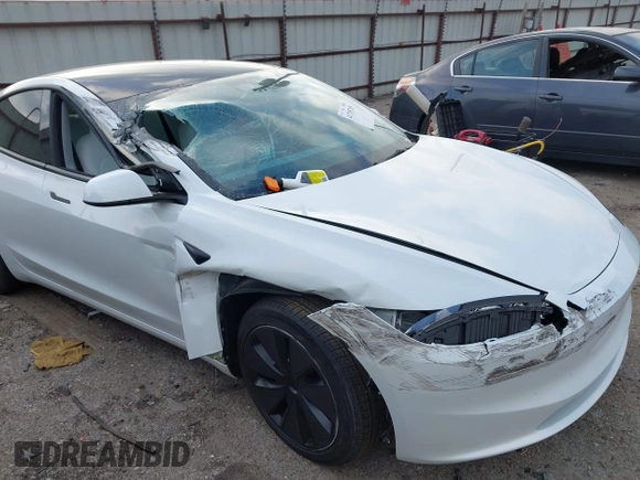 2024 Tesla Model 3 z VIN 5YJ3E1EA7RF866167, wystawiony jako IAAI lot #41785785 z przebiegiem 4 607 mil mil oraz . Historia ofert i sprzedaży dostępna na DreamBid. Obrazek 6.