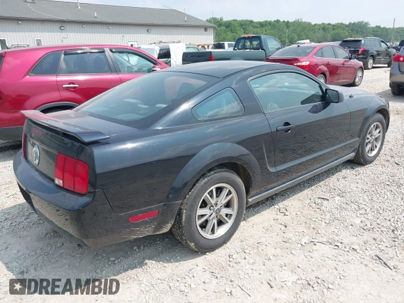 2005 Ford Mustang Deluxe z VIN 1ZVFT80N355240212, wystawiony jako IAAI lot #42426192 z przebiegiem 68 742 mil mil oraz . Historia ofert i sprzedaży dostępna na DreamBid. Obrazek 4.
