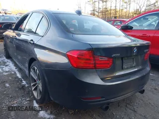 2013 BMW 3 Series 335i xDrive z VIN WBA3B9C55DF586231, wystawiony jako IAAI lot #41302520 z przebiegiem 123 173 mil mil oraz . Historia ofert i sprzedaży dostępna na DreamBid. Obrazek 3.