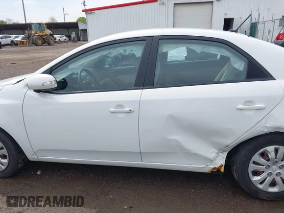 2010 Kia Forte EX z VIN KNAFU4A22A5292290, wystawiony jako IAAI lot #42195990 z przebiegiem 81 220 mil mil oraz . Historia ofert i sprzedaży dostępna na DreamBid. Obrazek 14.