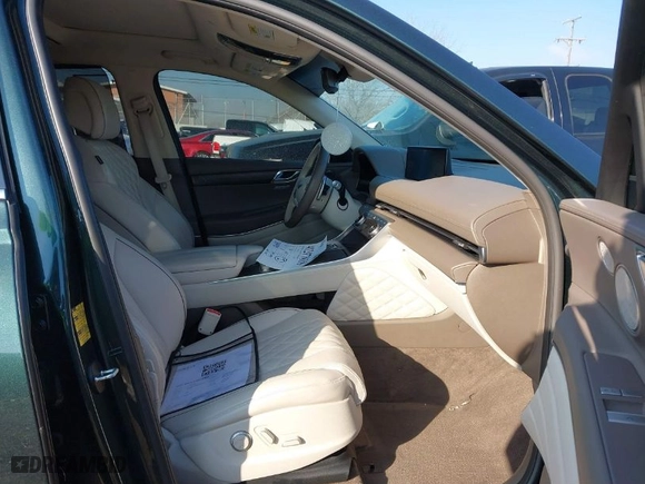 2021 Genesis GV80 with VIN KMUHCESCXMU031136, listed as a IAAI auction lot 41297818 with 31,890 mi miles. Bid and sale history available at carsss.com. Image 5.