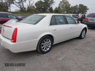2008 Cadillac DTS 1SA z VIN 1G6KD57Y28U167974, wystawiony jako IAAI lot #40034885 z przebiegiem 116 010 mil mil oraz . Historia ofert i sprzedaży dostępna na DreamBid. Obrazek 4.