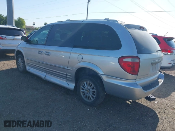 2002 Chrysler Town & Country Limited with VIN 2C8GP64L62R552398, listed as a IAAI auction lot 42021018 with 88,601 mi miles. Bid and sale history available at carsss.com. Image 3.