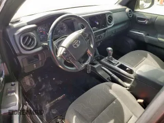 2017 Toyota Tacoma SR5 z VIN 5TFRZ5CNXHX025315, wystawiony jako Copart lot #57901395 z przebiegiem 158 197 mil mil oraz Szkoda całkowita • Salvage title. Historia ofert i sprzedaży dostępna na DreamBid. Obrazek 8.
