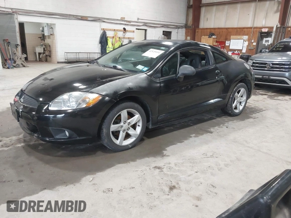 2009 Mitsubishi Eclipse GS z VIN 4A3AK24FX9E013800, wystawiony jako IAAI lot #42525551 z przebiegiem 108 766 mil mil oraz . Historia ofert i sprzedaży dostępna na DreamBid. Obrazek 2.