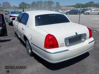 2006 Lincoln Town Car Designer Series z VIN 1LNHM83V36Y614849, wystawiony jako IAAI lot #42200395 z przebiegiem 258 786 mil mil oraz . Historia ofert i sprzedaży dostępna na DreamBid. Obrazek 3.
