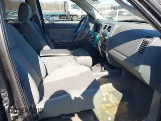 2007 Dodge Dakota SLT z VIN 1D7HW48JX7S196121, wystawiony jako IAAI lot #41863734 z przebiegiem 148 720 mil mil oraz . Historia ofert i sprzedaży dostępna na DreamBid. Obrazek 5.