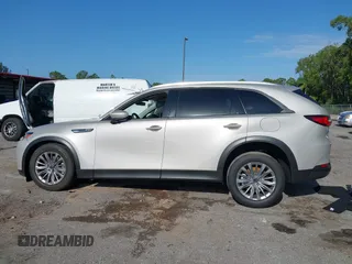 2025 Mazda CX-90 Preferred z VIN JM3KKBHDXS1224788, wystawiony jako IAAI lot #42007081 z przebiegiem 752 mil mil oraz . Historia ofert i sprzedaży dostępna na DreamBid. Obrazek 14.