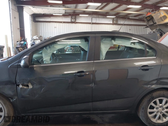 2019 Chevrolet Sonic LT z VIN 1G1JD5SB7K4107202, wystawiony jako IAAI lot #42430865 z przebiegiem 81 359 mil mil oraz . Historia ofert i sprzedaży dostępna na DreamBid. Obrazek 14.