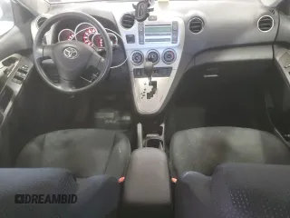 2009 Toyota Matrix S z VIN 2T1KE40E39C024034, wystawiony jako Copart lot #57873685 z przebiegiem 120 310 mil mil oraz Czysty tytuł • Clean title. Historia ofert i sprzedaży dostępna na DreamBid. Obrazek 8.