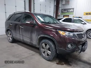 2013 Kia Sorento EX z VIN 5XYKUDA29DG313777, wystawiony jako IAAI lot #41574912 z przebiegiem 120 003 mil mil oraz . Historia ofert i sprzedaży dostępna na DreamBid. Obrazek 1.