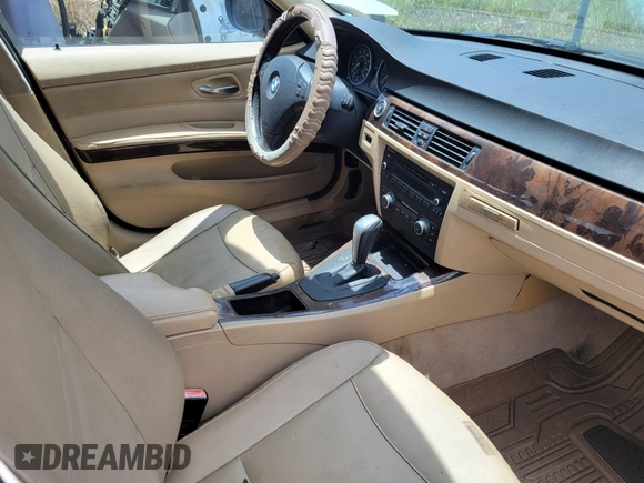 2011 BMW 3 Series 328i z VIN WBAPH7C55BE682965, wystawiony jako IAAI lot #42470797 z przebiegiem 108 041 mil mil oraz . Historia ofert i sprzedaży dostępna na DreamBid. Obrazek 5.
