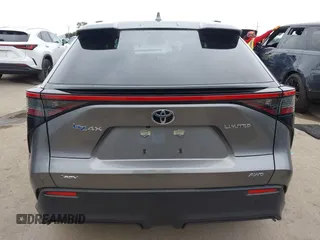 2024 Toyota bZ4X XLE z VIN JTMABACA9RA064702, wystawiony jako IAAI lot #42064771 z przebiegiem 9689 mil mil oraz . Historia ofert i sprzedaży dostępna na DreamBid. Obrazek 16.