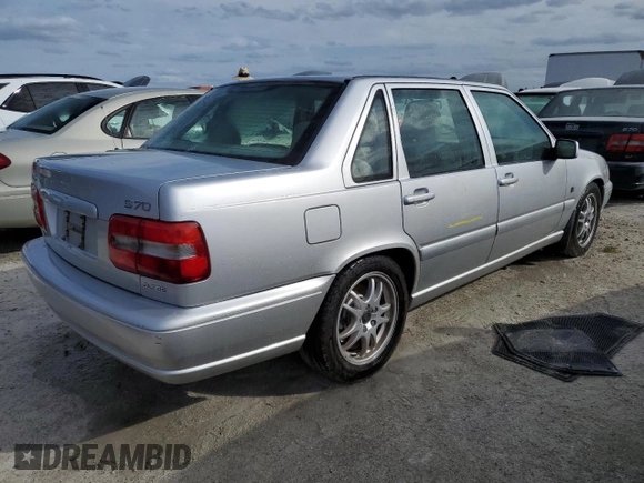 2000 Volvo S70 z VIN YV1LS56DXY2671099, wystawiony jako Copart lot #75080174 z przebiegiem Nie podano mil oraz Nie do naprawy • Non repairable. Historia ofert i sprzedaży dostępna na DreamBid. Obrazek 3.