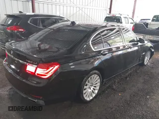 2011 BMW 7 Series 750Li xDrive z VIN WBAKC8C58BC433036, wystawiony jako IAAI lot #42055403 z przebiegiem 92 807 mil mil oraz . Historia ofert i sprzedaży dostępna na DreamBid. Obrazek 4.