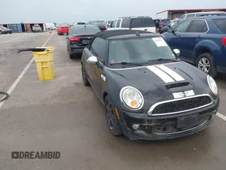 2010 MINI Convertible S z VIN WMWMS3C51ATY51760, wystawiony jako IAAI lot #42419015 z przebiegiem 86 437 mil mil oraz . Historia ofert i sprzedaży dostępna na DreamBid. Obrazek 1.
